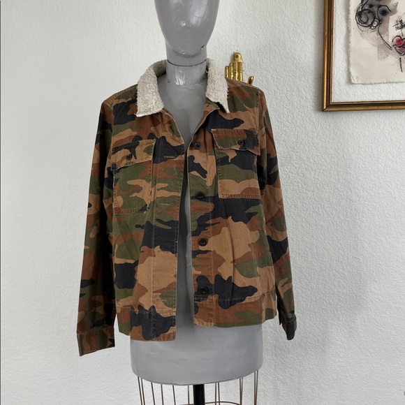 Madewell Jackets & Blazers - Madewell Northward Cropped Army Jacket in Cottontail Camo: Sherpa Edition